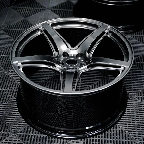 Forged monoblock in hyper silver color wheel